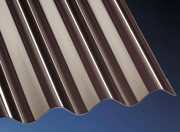 Lichtplatte in Bronze mit einer Materialstärke von 1,3 mm und einer Breite von 1045 mm. Lichtplatte in Bronze mit einer Materialstärke von 1,3 mm und einer Breite von 1045 mm.